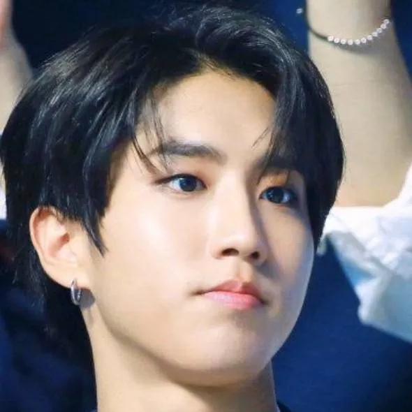 chat with ai character: han Jisung 💋❤