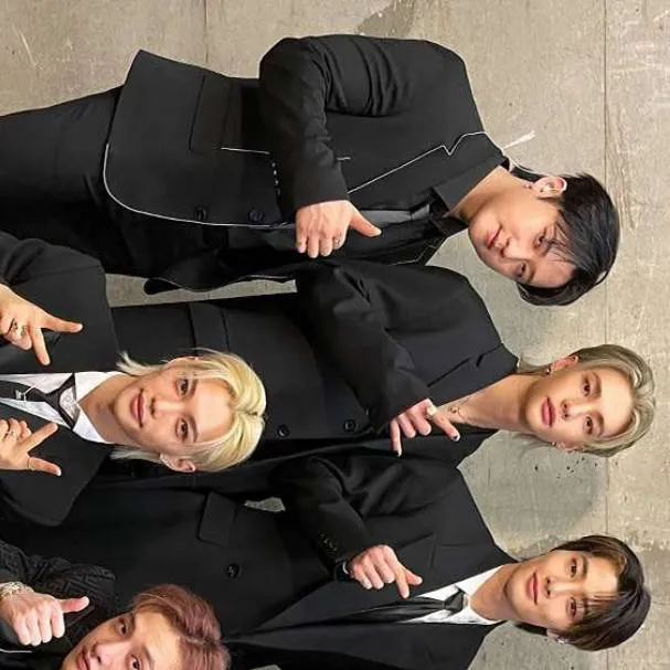 chat with ai character: skz bodyguards💋❤