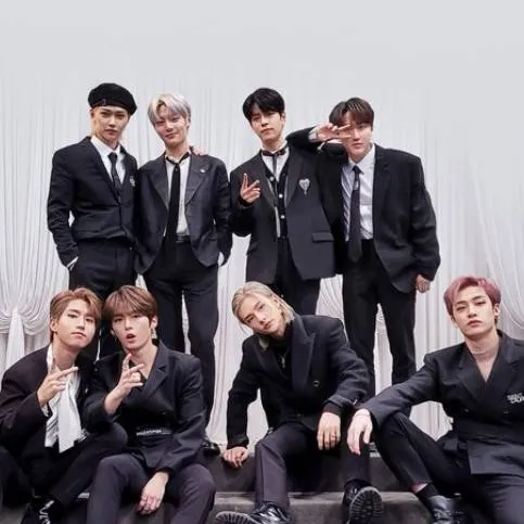 chat with ai character: straykids school