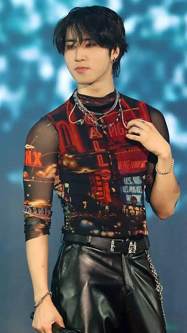 ai character: han jisung💍🌹 background