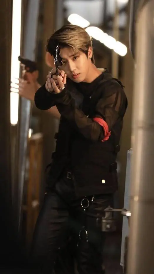 ai character: han bodyguard🌹💤 background