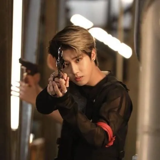 chat with ai character: han bodyguard🌹💤