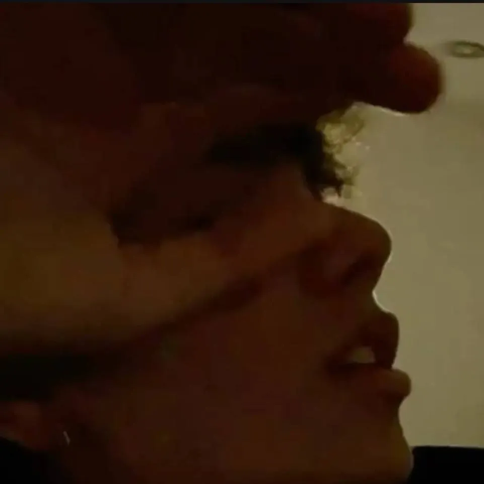 chat with ai character: Chris