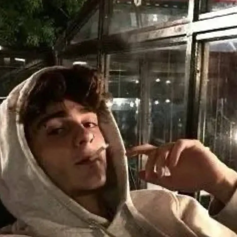 chat with ai character: Gus