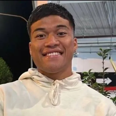 chat with ai character: Brian To'o (Bizza)