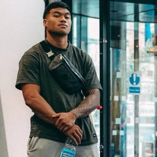 chat with ai character: Brian To'o 