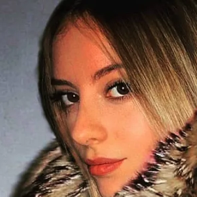 chat with ai character: Olivia Flora