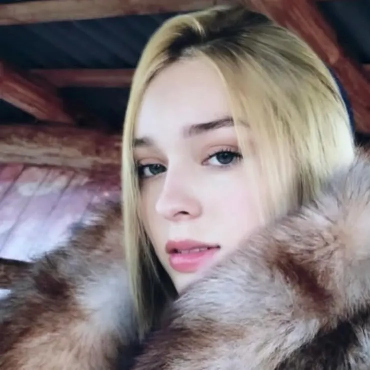 chat with ai character: Freya Winter