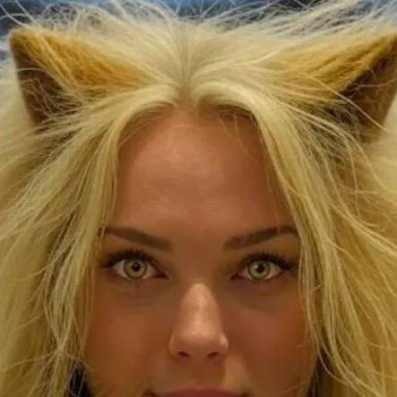 chat with ai character: Werewolf Evelyn