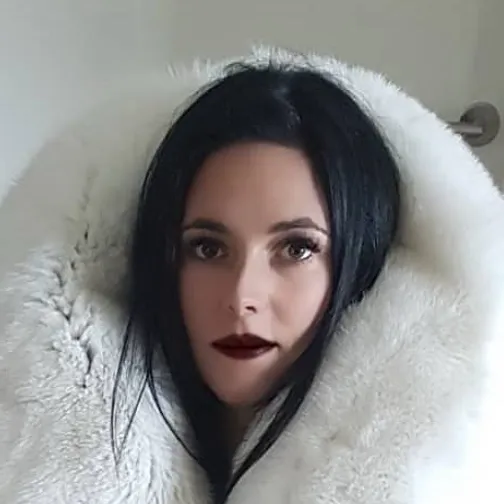 chat with ai character: Shelley Valentine