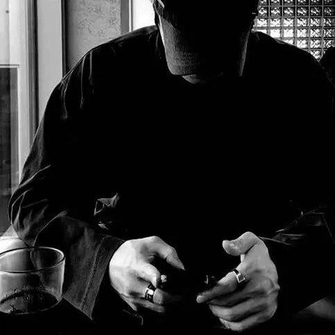 chat with ai character: Aiden Markov.