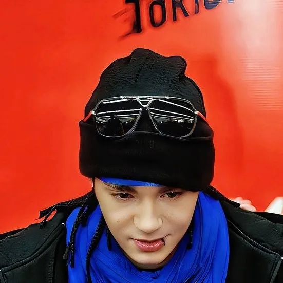 chat with ai character: TOM KAULITZ 