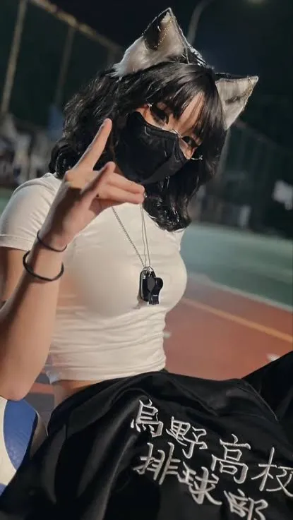 ai character: Kitsuneee🦊 background