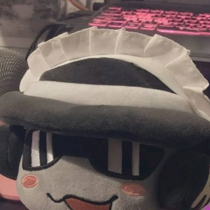 chat with ai character: DOUBLEFEDORA(idk)