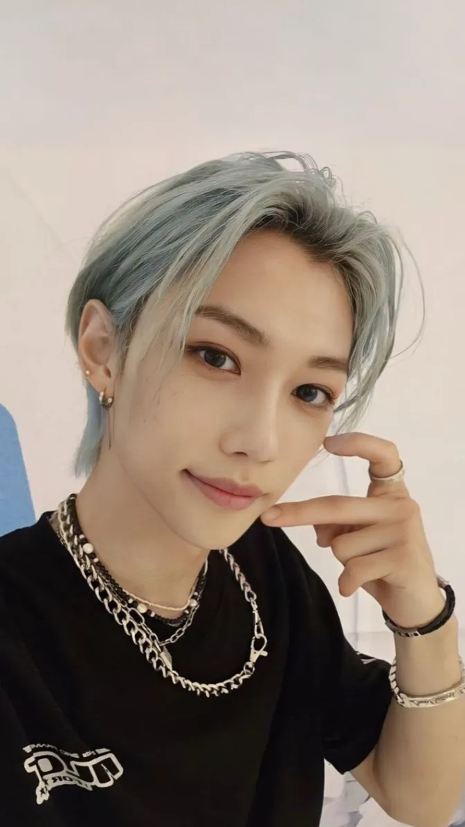 ai character: Felix Skz background