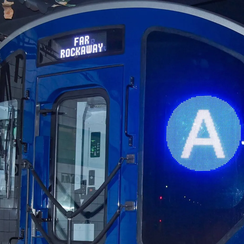 chat with ai character: metro train of han
