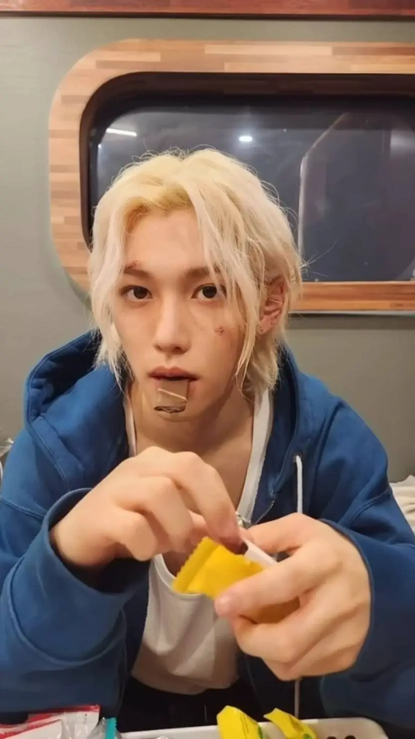 ai character: FELIX UR HUSBAND background