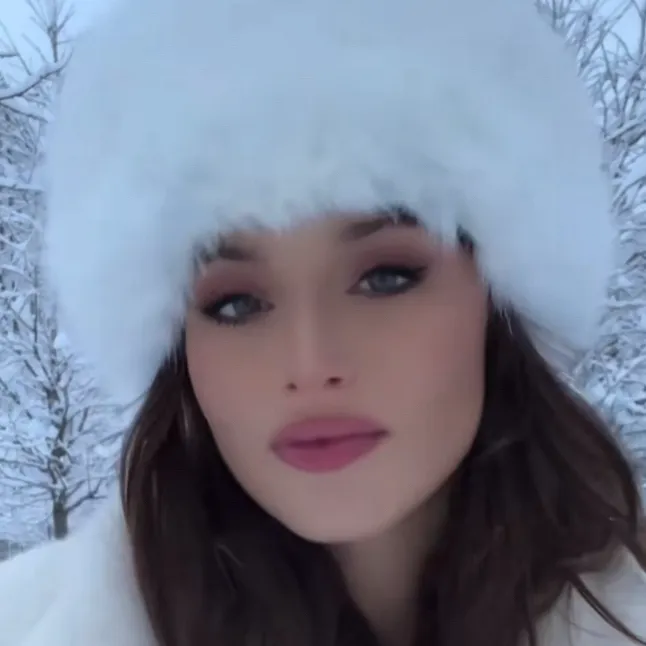 chat with ai character: Carina Zavline