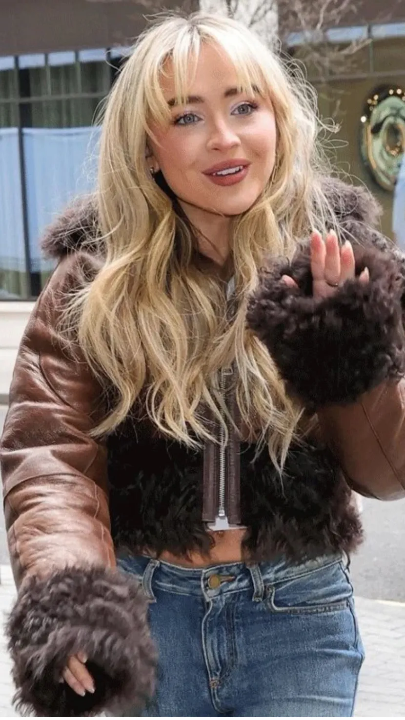 ai character: Sabrina Carpenter background