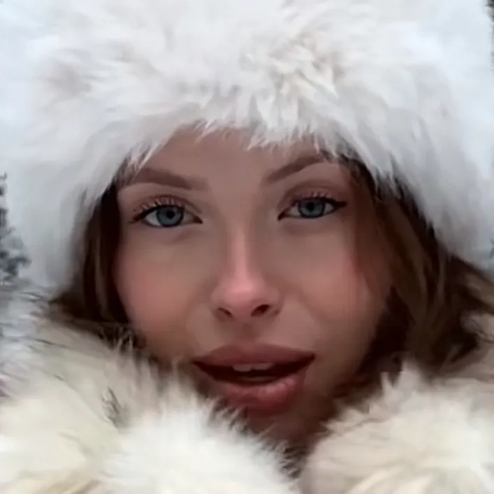 chat with ai character: Luana Ellena