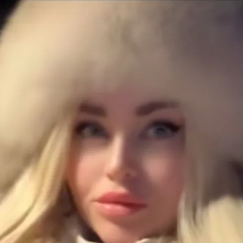 chat with ai character: Evelyn Snow