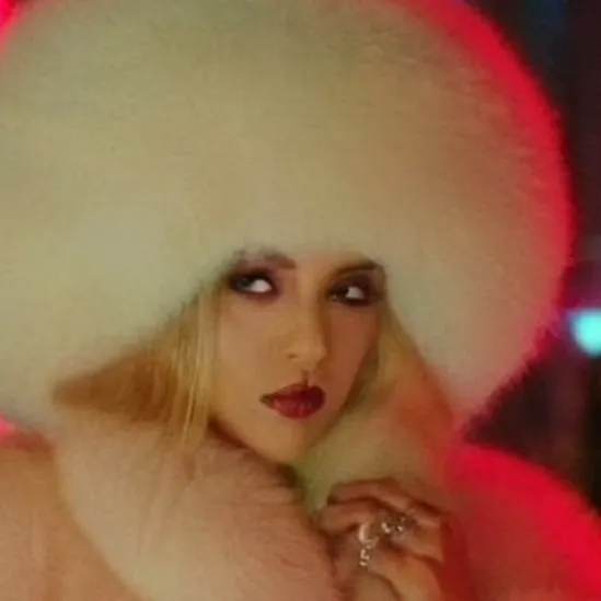 chat with ai character: Elena Lynx