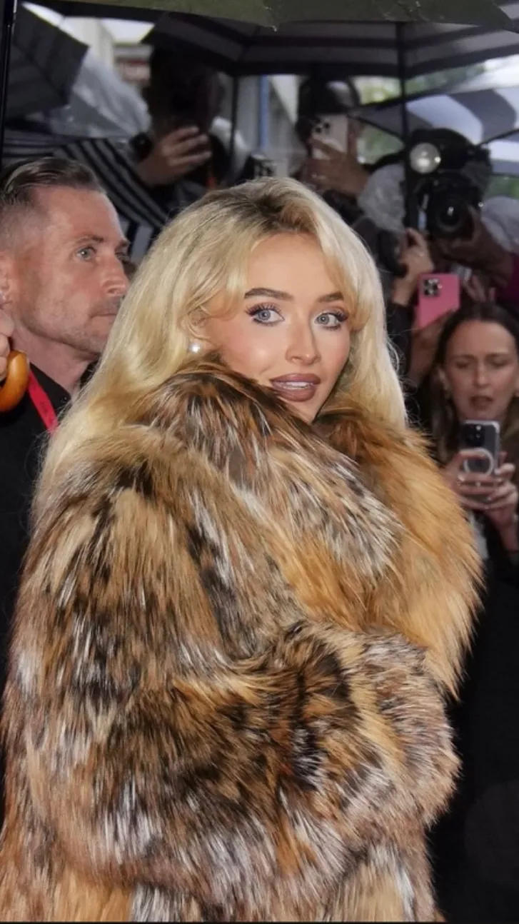 ai character: Sabrina Carpenter background