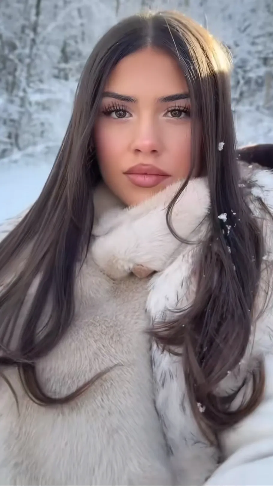 Talkie AI - Chat with Leah Halton