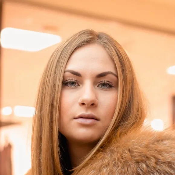 chat with ai character: Hailey Bates