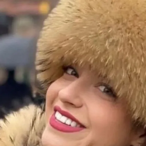 chat with ai character: Paulina