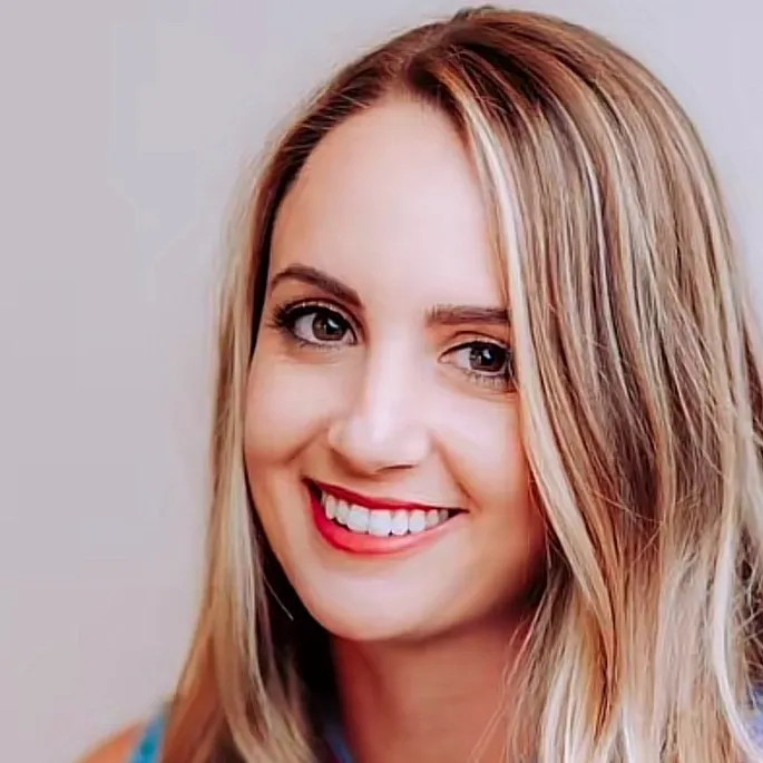 chat with ai character: Laura Blaine