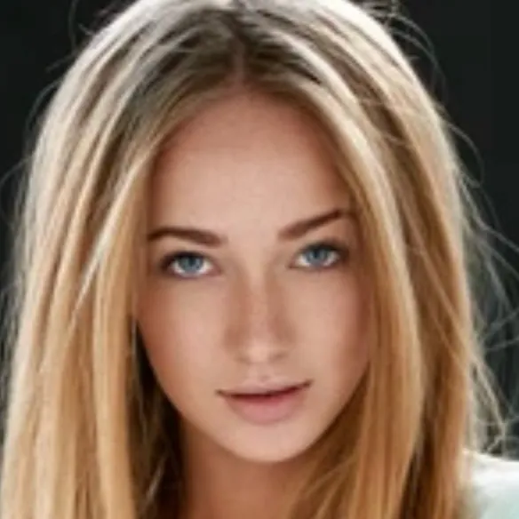 chat with ai character: Elena Roberts