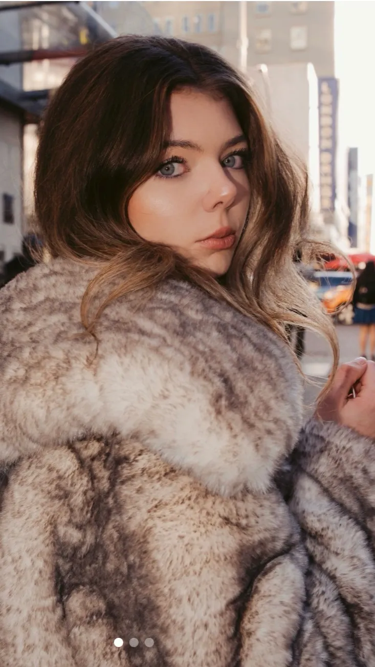 Talkie AI - Chat with Hailee Brink