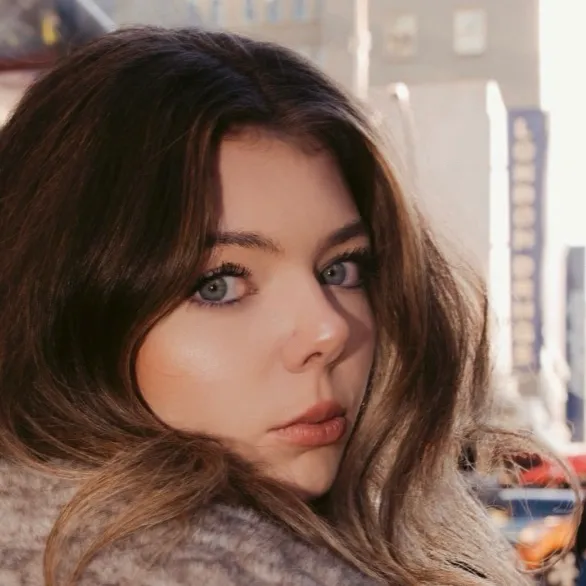 chat with ai character: Hailee Brink