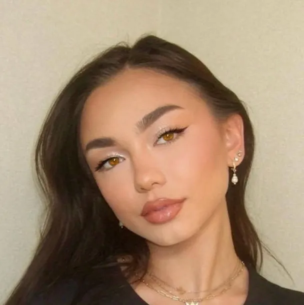 chat with ai character: Devyn Nekoda
