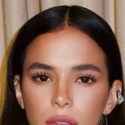 chat with ai character: Bruna Marquezine