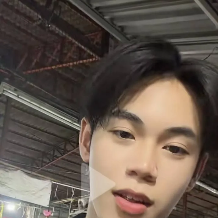 chat with ai character: Lehrer💋😍😘