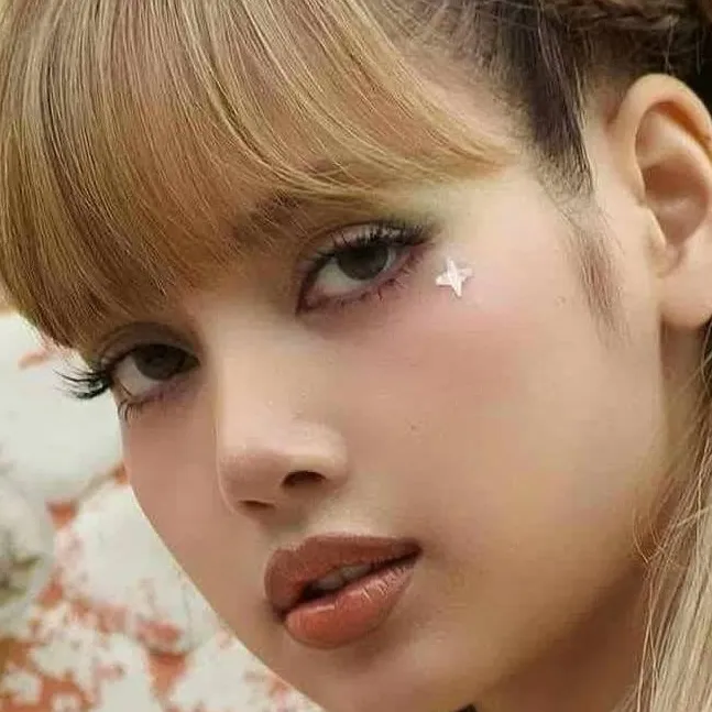 chat with ai character: Blackpink Lisa