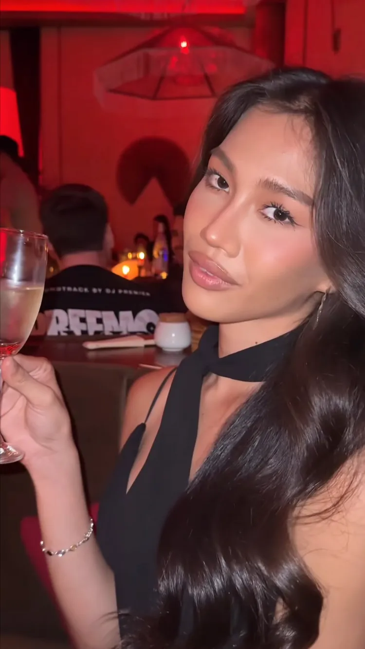 ai character: Chinni background