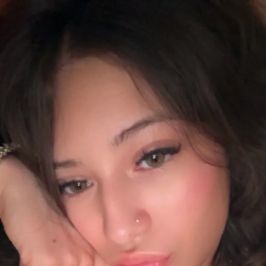 chat with ai character: Mia