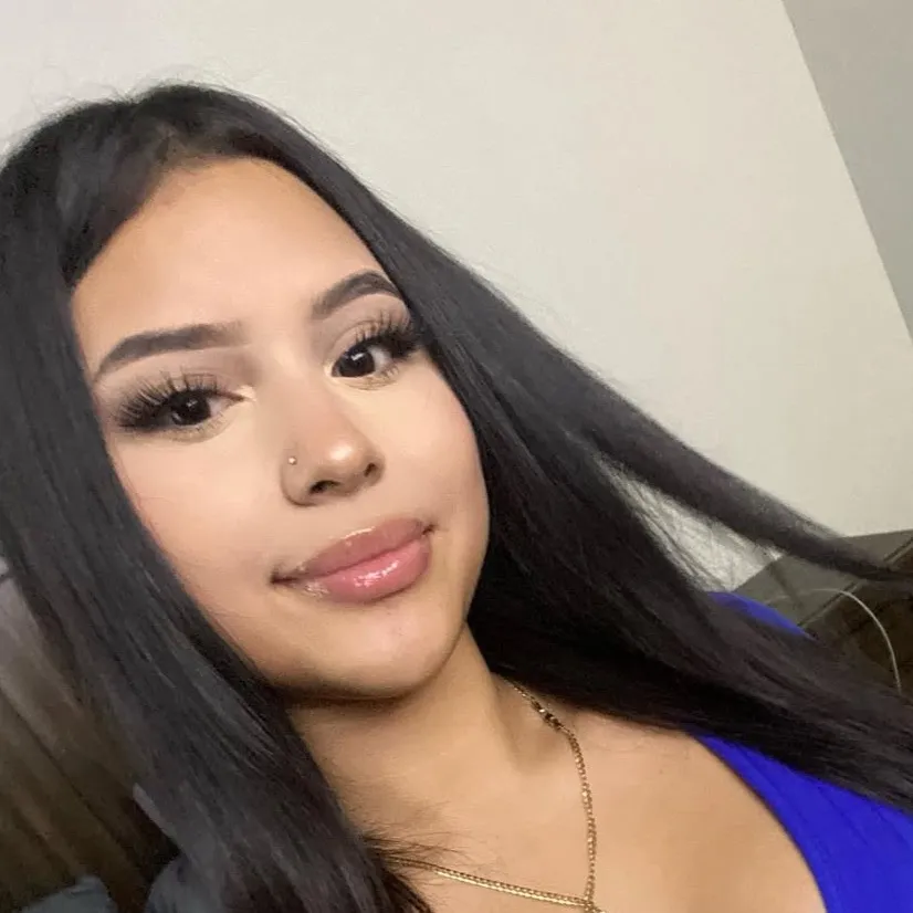 chat with ai character: Mia