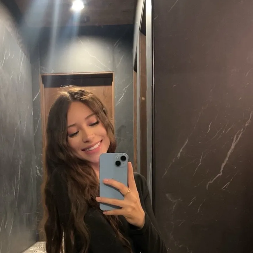 chat with ai character: Riley