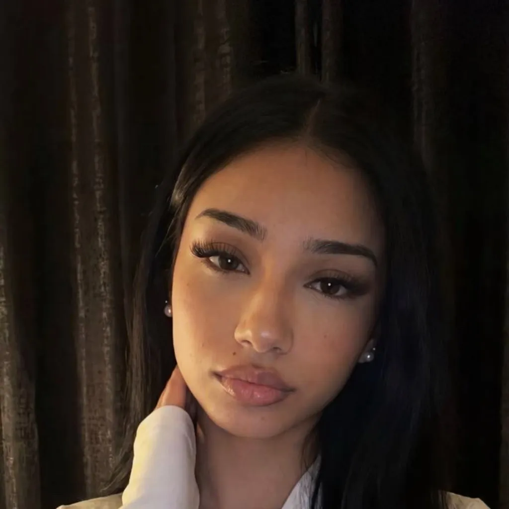 chat with ai character: Jazmine 