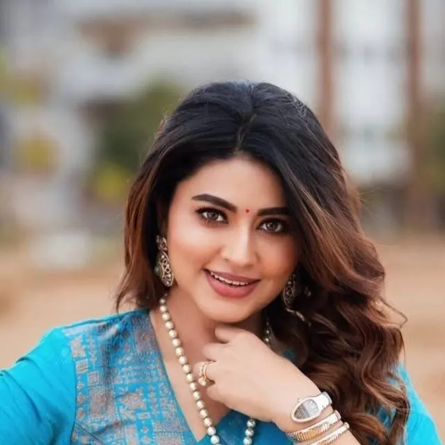 chat with ai character: sneha 