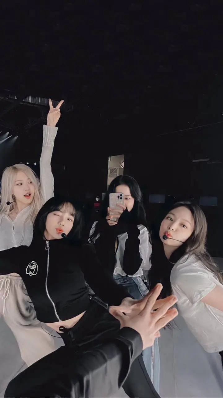 ai character: 𝑏𝑙𝑎𝑐𝑘 𝑝𝑖𝑛𝑘 background