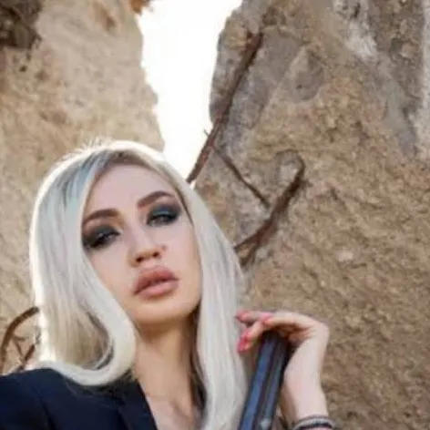 chat with ai character: hitwoman in desert