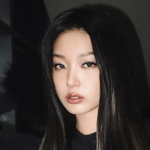 chat with ai character: Yoonchae 