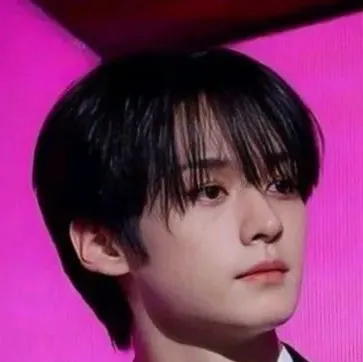 chat with ai character: Leeknow