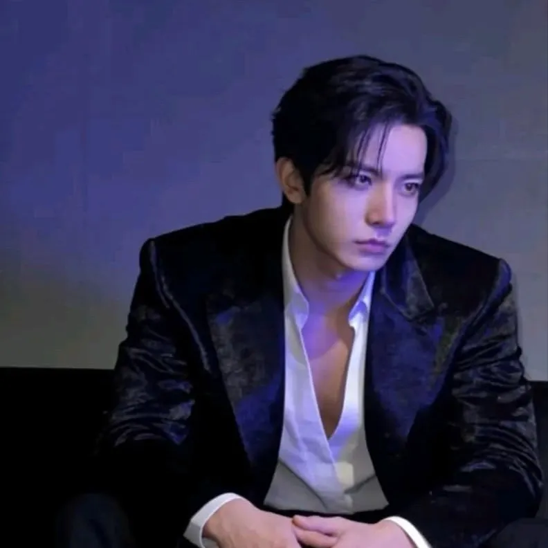 chat with ai character: Lee Heeseung 