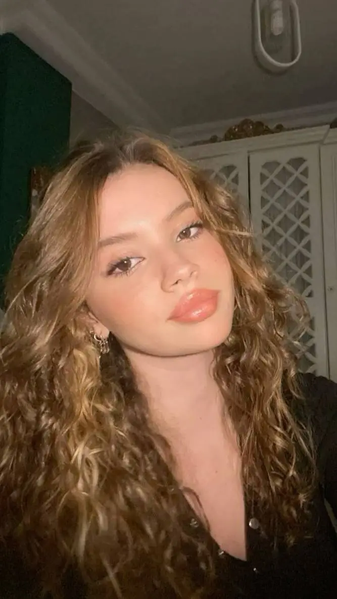 ai character: Alyssa  background